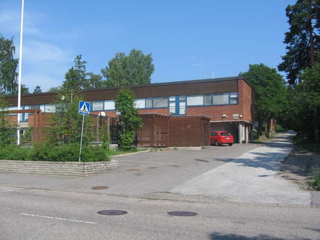 Käpylän peruskoulu sijaitsee suunnittelualueen lounaispuolella Mäkelänkadun tuntumassa.