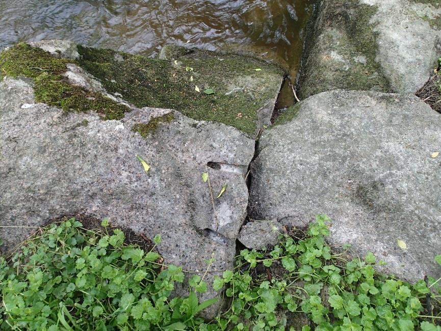 Isojakokarttaan talolle Ihalainen 5 merkitty tontti on kuitenkin teollisuusalueen ulkopuolella, myöhemmällä Paraisten kalkin asuntoalueella, Paraistentien itäpuolella.