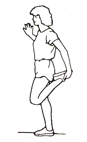 ETUREIDET: Ota tukea seinästä, tartu vasempaan jalkaterään vasemmalla kädellä ja nosta jalka polvesta