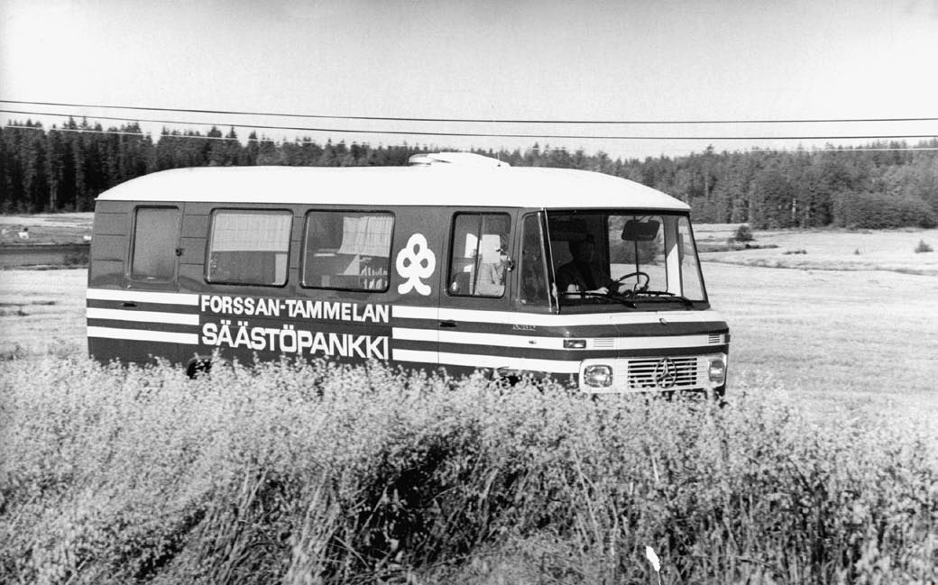 Forssan-Tammelan Säästöpankin pakettiautoon rakennettu pankkiauto peltojen keskellä 1980-luvulla. Sisäänkäynti autoon tapahtui takaosassa näkyvästä ovesta.
