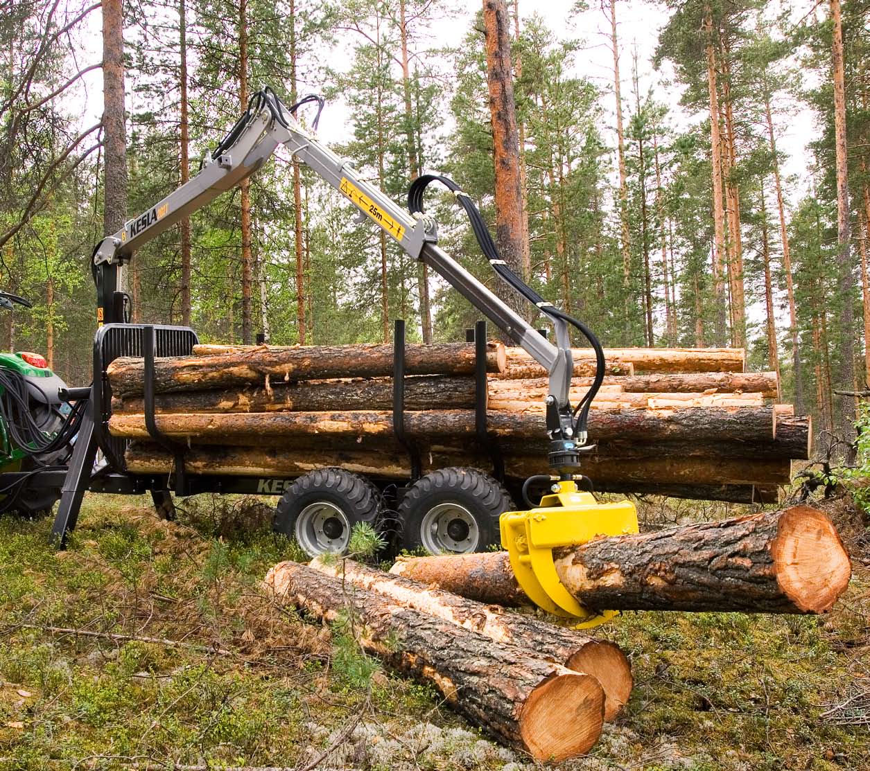 KUORMAIMET KESLA- KUORMAIN VAATIMUSTEN MUKAAN Kesla tarjoaa laajan valikoiman maa- ja metsätalouteen ja erityisesti puunkorjuuseen suunniteltuja ja traktorin metsävarusteluun yhteensopivia kuormaimia.