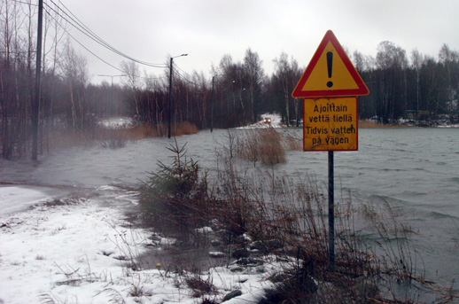 Tieverkon tulvariskikohteiden määrittelyssä käytettävät tiedot 11 YLEISTÄ Kuvassa 3 kova tuuli on painanut vettä Helsingin Ritokalliontielle talviaikana.