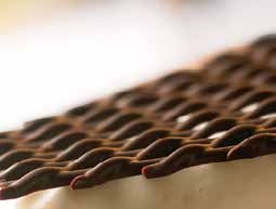 Suklaakoristeet Helppoa sekä näyttävää! Art. nro 7203 Suklaaristikko koristesuklaa Suklaaristikko on valmistettu herkullisesta vaniljalla maustetusta tummasta suklaasta.