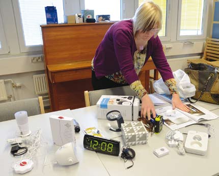 Kuulonäkövammaisten kuntoutusohjaaja Niina Hänninen kävi helmikuun lopussa Helsingin viriketoiminnan vieraana esittelemässä sairaalan myöntämiä