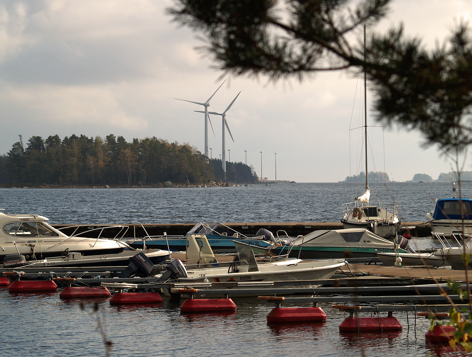 Kuva 3. Tuulivoimalat Ilona ja Ilmari (Kotkan Energia Oy). Kotka, Santalahti. (Kuva: Kotkan matkailutoimisto.