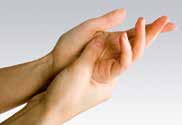 6 Hiero sormivälit, kämmenet ja kädenselkä. 7 Jatka hieromista. Älä kuivaa huuhdetta pois.