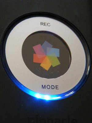 Kun laite käynnistetään kerran painamalla REC näppäintä, syttyy MODE tekstin alle siniset ledit.