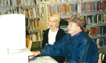 48 Kirjastopoliittisessa ohjelmassa vuonna 2000 työryhmän tehtävänä oli esittää ehdotus kirjaston roolista muuttuvassa toimintaympäristössä ja tiedon saatavuudesta tietoyhteiskunnassa.