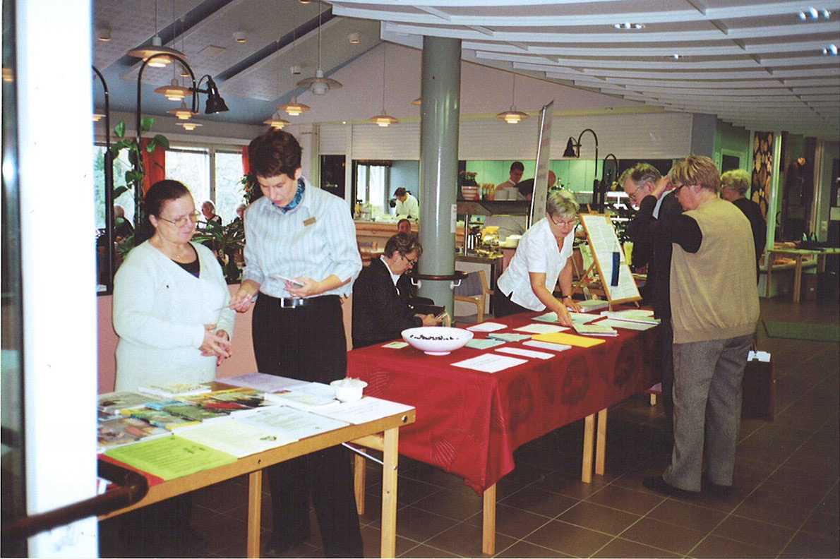 Näin vuoropuhelu muodostui eläväksi ja vanhusneuvosto tutustui kaupungin eri toimijoihin. Foto: Jaana Mäkelä Teemapäivä 10.10.2007 vanhustenviikolla Villa Bredan palvelukeskuksessa.