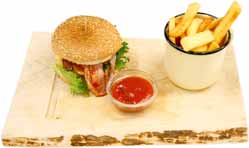 Jahtklubi burger 8,5 Veise burger kohapeal valmistatud seesamikukli, juustu, peekoni ja tsillikastmega (burger küpsetatakse medium), Steakhouse friikartulid.