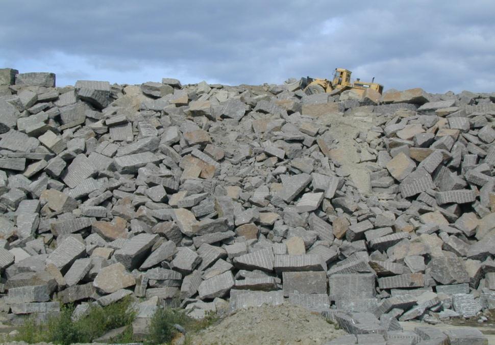 Luonnonkivituotanto: hylätyt aihiot sahauksen ylijäämäkivi sahauksen kivijauhe