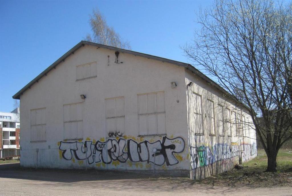 Tämä mahdollisuus on erityisesti otettava huomioon, kun rakennuksen purkamista suunnitellaan. Rakennuksesta on tehty erillinen haitta-aineselvitys, joka on tämän selvityksen liitteenä 2.