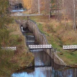 ulottuu paikoin valtatien