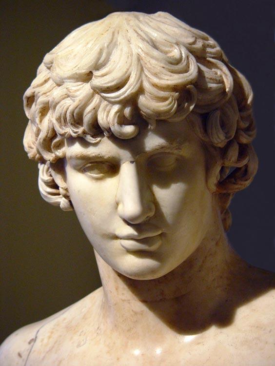 Antinous-nuorukainen keisari Hadrianuksen mieslemmitty tehtiin jumalaksi keisarin