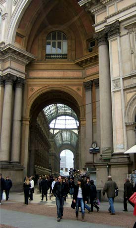 1877 valmistunut Milanon Galleria Vittorio Emanuele II Duomo on sadevapaa kävelykatu.