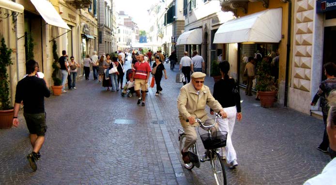 Pontederan kävelykatu Italian Toscanassa on esimerkillinen. 8 yhteisöllisyyden mitta: mitä enemmän väkeä kaduilla, sitä enemmän ihmisten välisiä kohtaamisia.