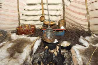6 Lappilaisia kulttuureja Lapin asukkaat ovat suvuiltaan saamelaisia, suomalaisia tai heidän yhteisiä jälkeläisiään.