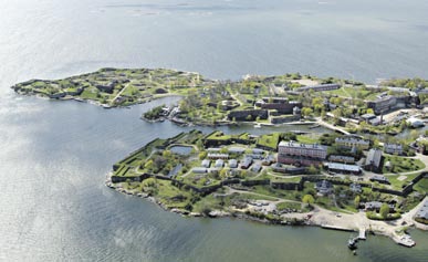16 Vieläkin kirsikat kukkivat kesäkuussa Kun Suomenlinnaseura syksyllä 2005 teki tutustumisretken työsiirtolan alueelle, monet kuulivat ensi kertaa, että linnoituksen tuossa osassa on