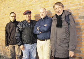 4 Asukastyytyväisyyskysely toi hoitokunnalle ruusuja ja risuja Jaakko Antti-Poika, Kari Koskela, Heikki Lahdenmäki ja Seppo Lempinen asukasillan jälkeen.