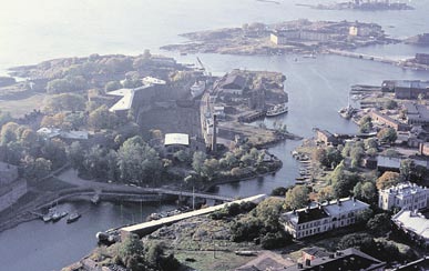 Kun moni muu perinteikäs telakka- ja satama-alue on hävitetty tai muokattu uuteen käyttöön, Suomenlinnan telakalla kunnostetaan edelleen laivoja historiaa kunnioittavassa miljöössä.