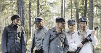 Puoli tuntia kestävällä kierroksella seikkaillaan museon perusnäyttelyssä, kuullaan kertomus Viaporin antautumisesta ja tavataan suurmiehiä kuten Napoleon Bonaparte ja Suomenlinnan komendantti Carl