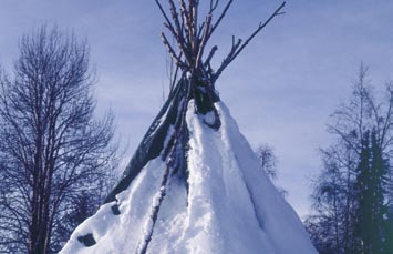 Kylmä maailma - lämmin uuni Elettiin vuotta 1976. Heinäveden kunnan Raaminmäellä aloitti toimintansa pieni perheyritys ja savipaja.