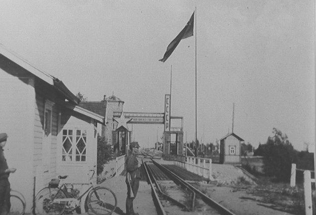 Itsenäisyydenkin aikana sillalla oli säännöllinen junaliikenne. Rajan ylitti päivittäin kaksi henkilöjunaa ja tavarajunia aina tarpeen mukaan.