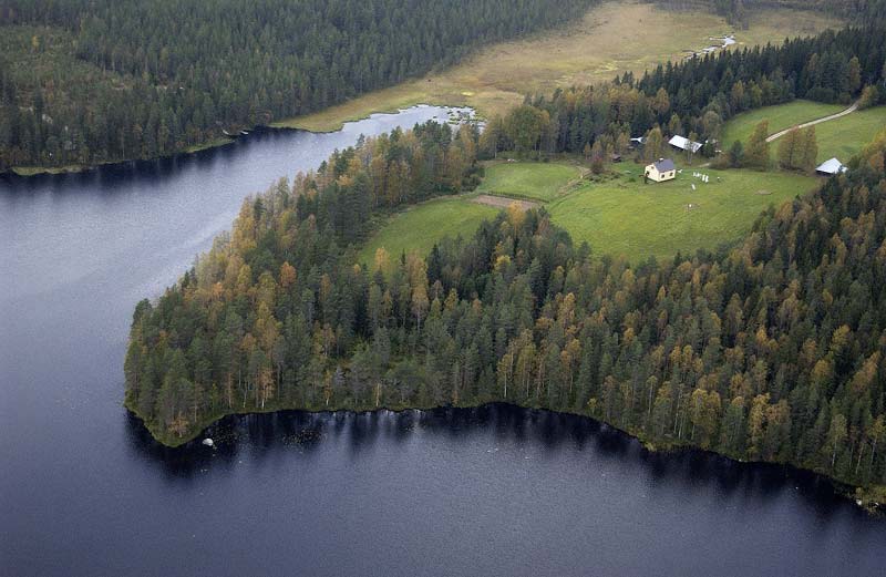 Sahrajärvi Sahrajärvi sijaitsee kirkonkylältä on 16 km itää päin. Vakituisia asukkaita on noin 120 henkeä ja kesäasukkaita 55.