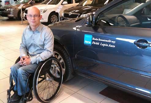 Näyttöä ei voida nollata, ellei ohjelmaa ole käyty läpi. Silloin ottaisimme vastuun asioista, joita ei ole tehty. AUTON liikkumisturva säilyy, kun auto on huollettu merkkiliikkeessä.