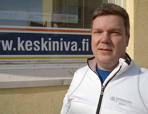 PÖRHÖSANOMAT 15 T Toimitusjohtaja, kauppaneuvos Matti Pörhö Pörhön Autoliike viisikymmentä vuotta Rovaniemellä! T Pörhön Autoliikkeen ensimmäiset toimitilat Urheilukadulla Rovaniemellä (oik. ylh.).
