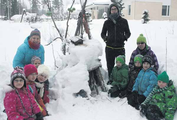 Polku on tehty sitä varten, että lapset oppivat pienestä pitäen toimimaan luonnon keskellä. Samalla polku toimii monelle heistä koulumatkana, Kyösti Lämsä kertoi.