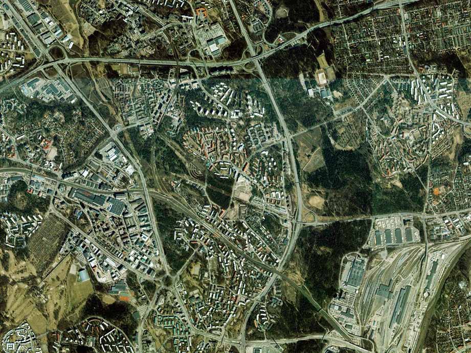 Kuva 5 a) Esimerkki helsinkiläisestä välikaupungista (vasemmalla): Kehä I:n eteläpuolinen alue. Kuvan keskellä on Haagan Pohjois-Haagan alue ja niiden itäpuolella Hämeenlinnanväylä ja Keskuspuisto.