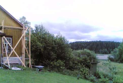 Liukko rustholli - talonpoikaiskartano 1600-luvulta. Kuva 1918 jälkeen rakennetusta talosta (remontissa 2007), taustalla Vähäjärvi - Lihmojoki (silta) ja mm.