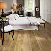 Tarjoamme myös tyylikkään selkeitä lattiavaihtoehtoja, jotka on valmistettu hienostuneesta ja lajitellusta puulaadusta, jossa on vain vähän sävyvaihtelua ja
