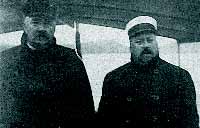 Uittopäälliköt Andreas Behm (Kokemäenjoki) ja Lennart Frey (Kymijoki) Jyränkö-varppaajan kannella Uittajainyhdistyksen ensimmäisellä kesäretkeilyllä elokuussa 1912.