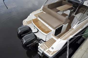KOEAJO Flipper 880 ST 1 2 3 VENEET 4 5 paljastaa takakajuutan suuren ikkunan.