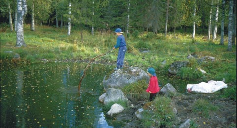 tukevasti ylhäällä. Levikepyörät kannattaa säilyttää niin etteivät ne pääse vahingossa kaatumaan lapsen päälle.