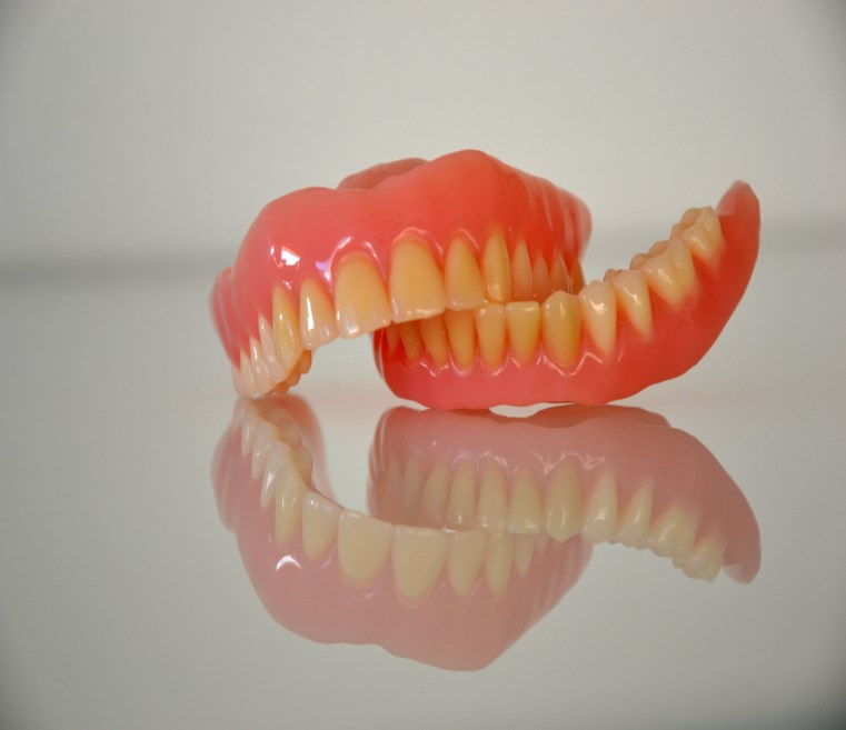Hammasteknikko on suun terveydenhuollon ammattilainen, joka suunnittelee ja valmistaa erilaisia hammasproteeseja ja -kojeita yhteistyössä hammaslääkärin kanssa.