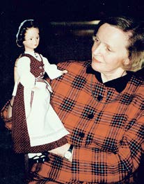 Rauman kukkaisrahaston myyjäiset 1987. Amis-nuket olivat ensi kertaa tarjolla. Vasemmalta Elsi Beck-Lönnström, Aila Salo, Irja Waltari, Hilkka Andersson ja Heidi Nordberg.