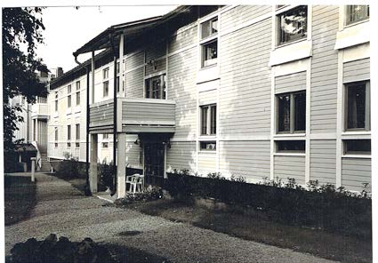 KOKKILA AVUSTUSTYÖN PÄÄKOHDE Kokkila vuonna 1992, jolloin vanhainkoti oli toiminut lähes 40 vuotta. Kukkaisrahasto oli avustanut vanhainkodin toimintaa alusta lähtien vuosittain.