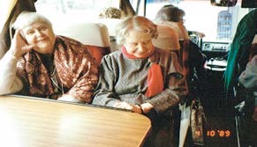Kukkaisrahaston jäseniä 50-vuotisjuhlapäivän jatkoilla Vanhalahden kartanossa: Hilkka Andersson (vas.), Irja Waltari, Taru Jokela, Kaija Ranta ja Heidi Nordberg. Jäsenetkin tarvitsivat virkistystä.