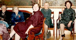1990-LUVULLA MATKOJA NAAPURIMAIHIN Syyskuussa 1990 matkattiin aina Leningradiin asti; siellä käytiin katsomassa Fabergen näyttelyä. Tällä matkalla oli myös puolisoita matkaseurana.