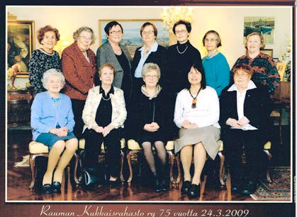 KUKKAISRAHASTO 2000-LUVULLA Viiimeisessä virallisessa yhteiskuvassa vuodelta 2009 Sinikka Nissilä (ylärivi, vas.