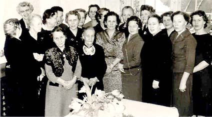 Kun Kukkaisrahasto täytti kaksikymmentä vuotta vuonna 1954, kokoonnuttiin yhteiskuvaan Kuvassa vasemmalta Zaida Caselius, Kaisa Mikkelä, Elna Ruotsila, Astrid Sahlstein, Kaisa Nuotio,Toini Lopmeri,