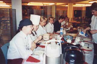 22 Aularavintolan työntekijät kokoontuneena yhteiselle joulupuurolle vuonna 2005. Uniresta Oy:n arkisto.