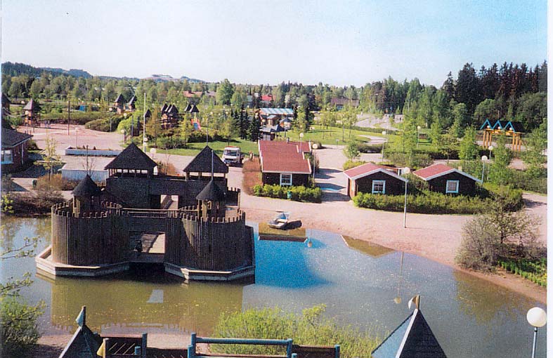 Arboretumin vieressä on kaksiosainen Sorsalampi, jonka ympäri kulkee hiekkapintainen ja tasainen kävelytie levähdyspenkkeineen.