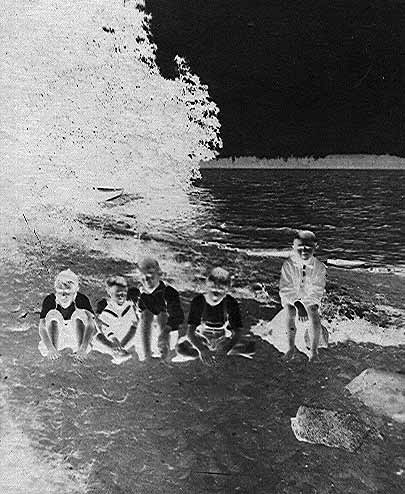 6 VPL.PYHÄJÄRVI Maanantai 23. marraskuuta 2009 Ikuinen ystävyys Oli aamu 30.11.1939. Isäni Arvi Kiiski oli lähtenyt mummolaan, koska hän oli menossa sedän kanssa Laatokalle kalastamaan.
