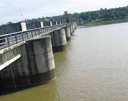 50 vesivoimahankkeen aloittamista. Osaltaan tämän konsulttiraportin sekä ADB:n ajaman energiapolitiikan seurauksena Mekongin sivujoet ovat viime vuosina olleet patotyömaiden valtaamia.