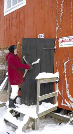 Gretel Virta myy maalaismunia Ängsössä. Talvella asiakkaita on vain vähän. Ennen saaristolaisten elämä oli sen varassa, miten he osasivat sopeuttaa elämänsä luonnonoloihin ja vuodenaikojen vaihteluun.