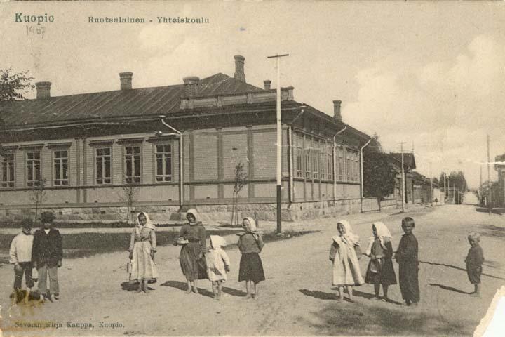 11 4. Kuopion ruotsalainen yhteiskoulu Koulu sijaitsee Puistokadun ja Minna Canthinkadun kulmassa Ruotsalainen yhteiskoulu oli perustettu 1886.